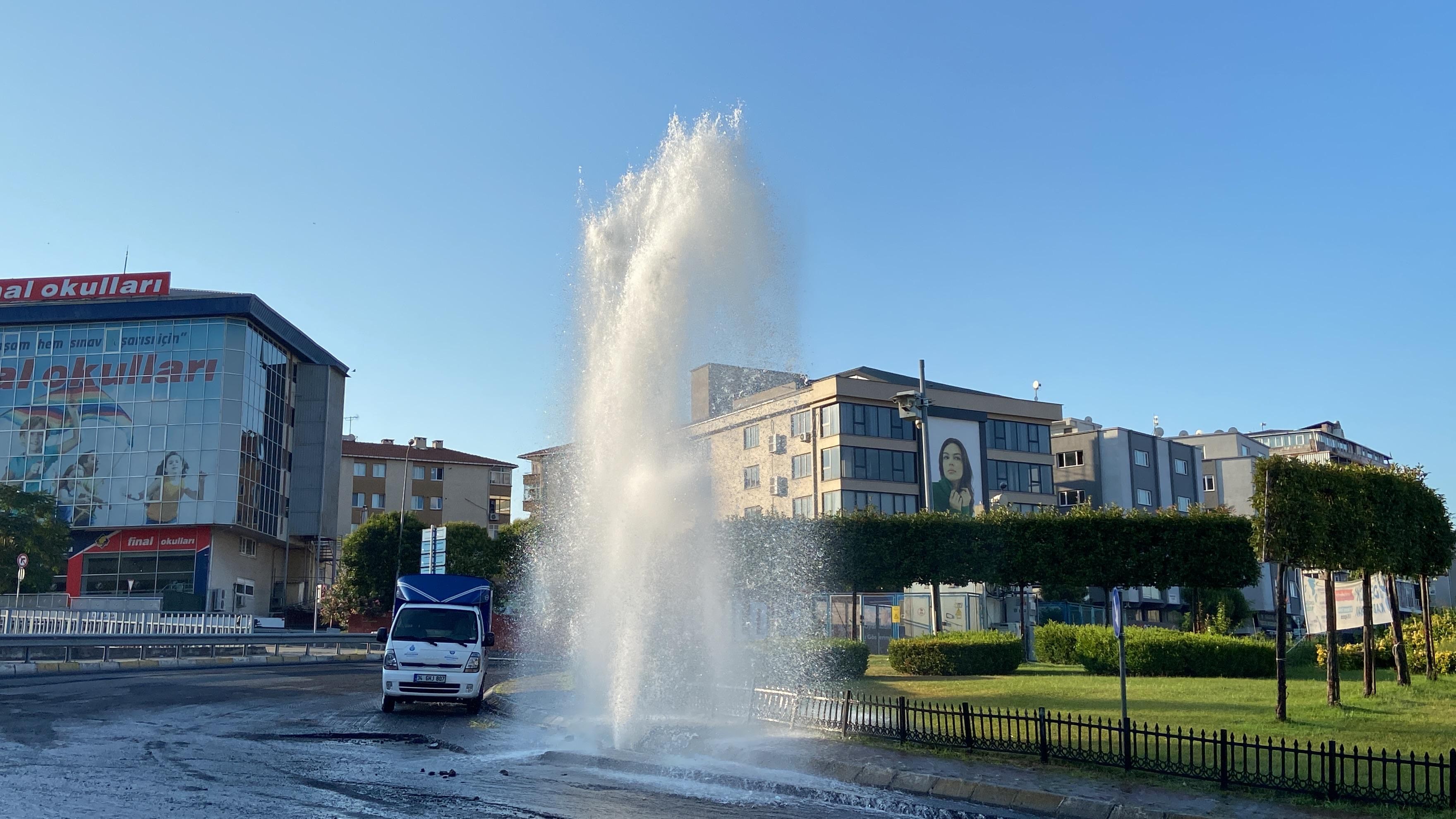 İstanbul'un göbeğinde şaşırtan manzara: Tonlarca su metrelerce yukarı fışkırdı 4