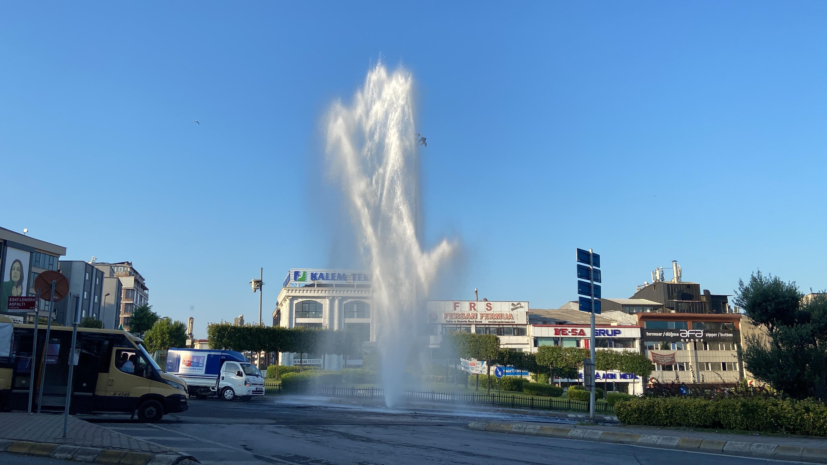 İstanbul'un göbeğinde şaşırtan manzara: Tonlarca su metrelerce yukarı fışkırdı 5