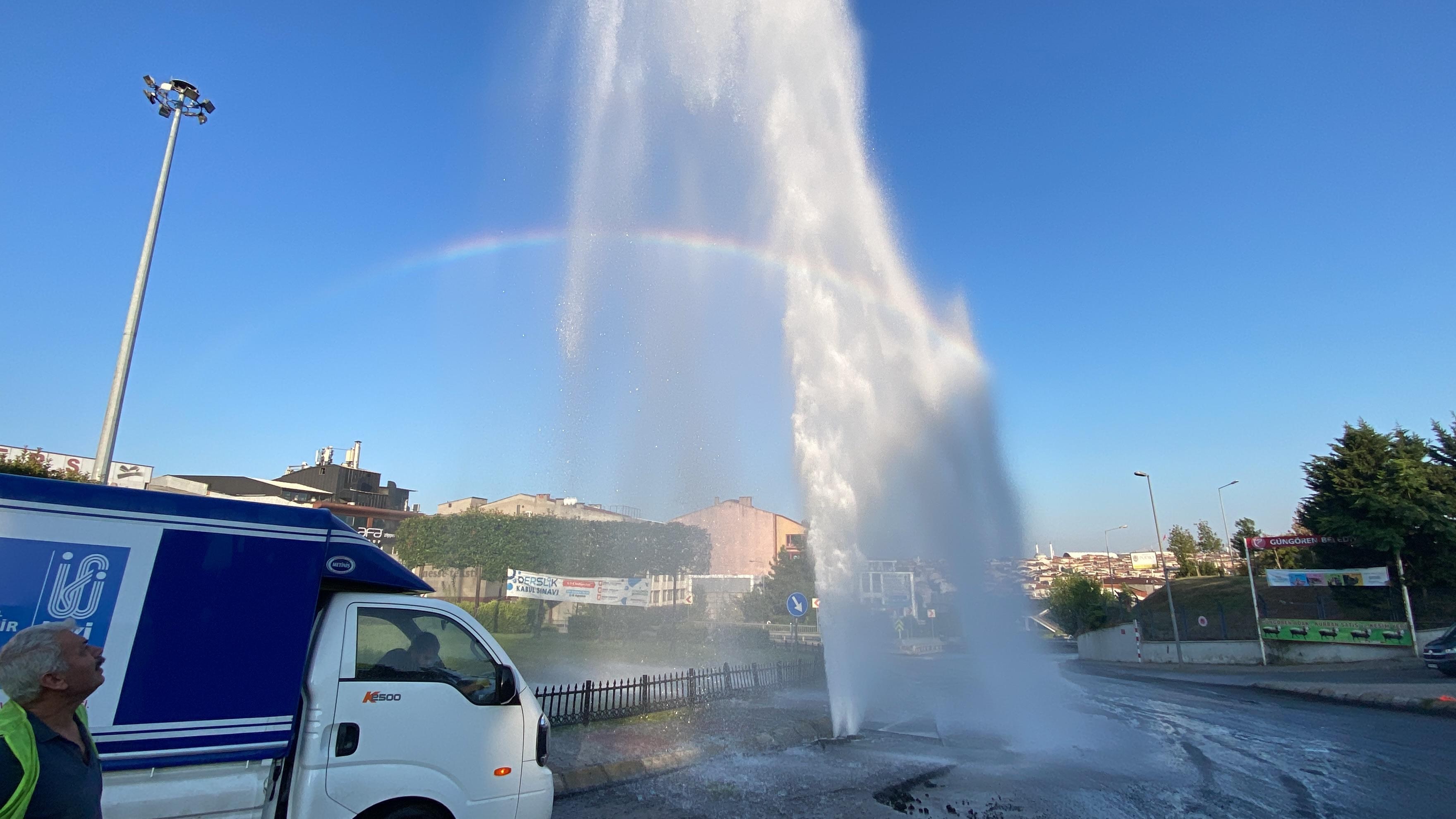 İstanbul'un göbeğinde şaşırtan manzara: Tonlarca su metrelerce yukarı fışkırdı 2