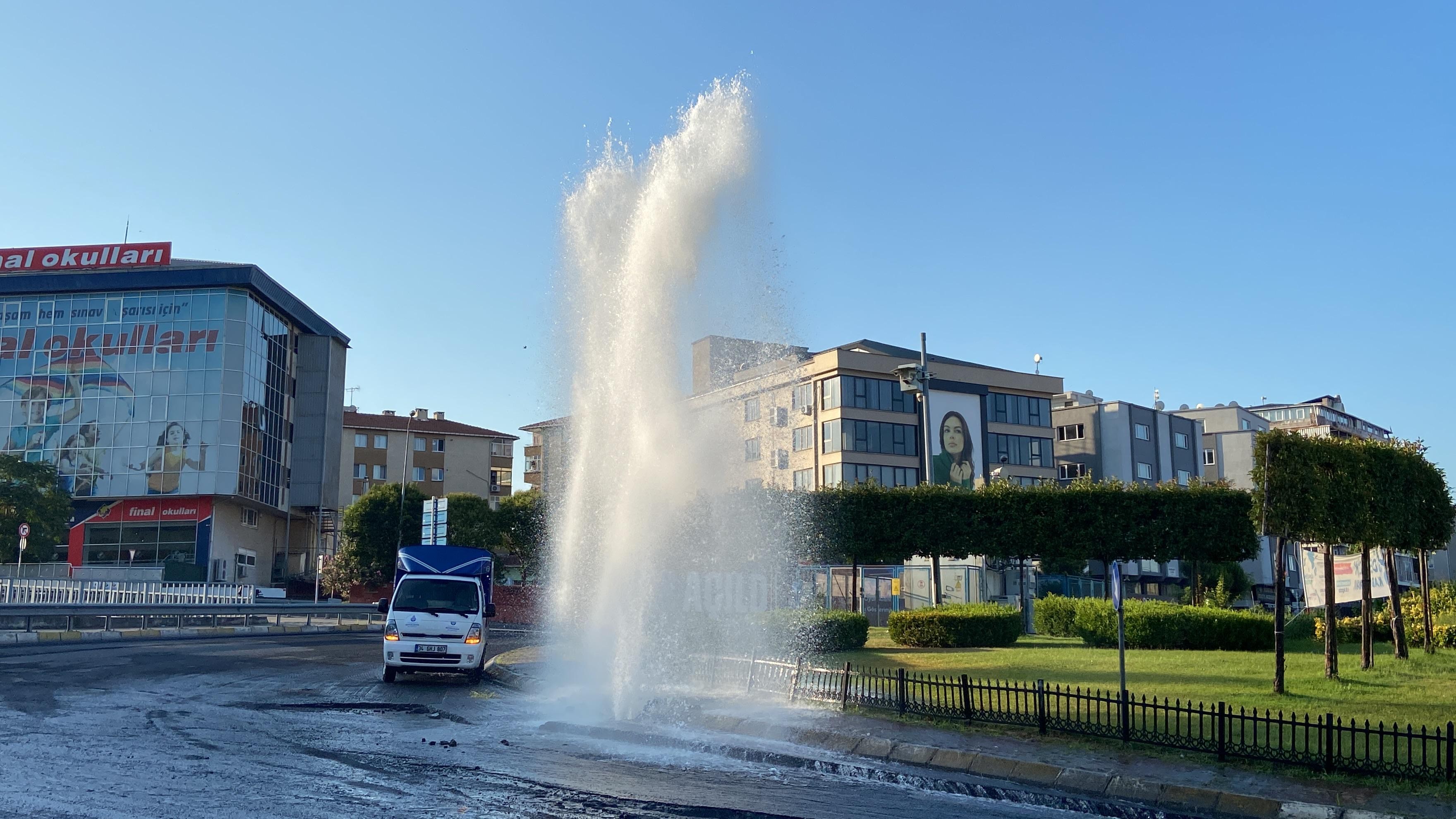 İstanbul'un göbeğinde şaşırtan manzara: Tonlarca su metrelerce yukarı fışkırdı 3