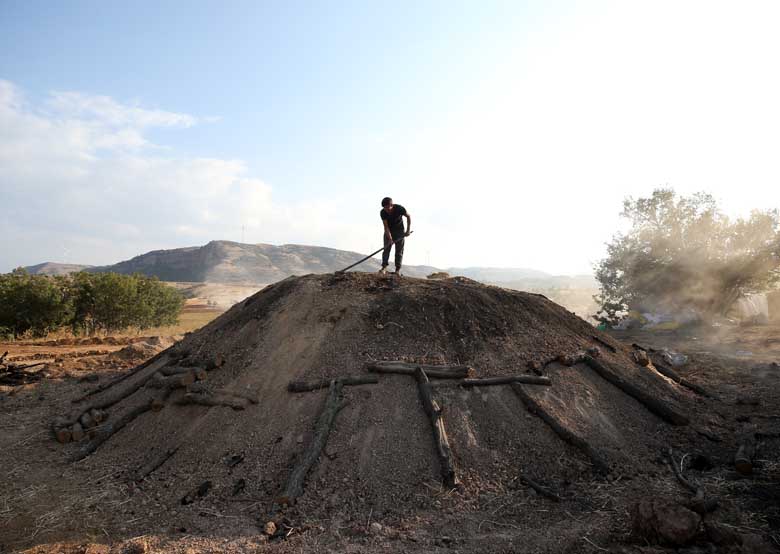 Kilometrelerce uzakta mangal kömürü üreterek geçimlerini sağlıyorlar 8