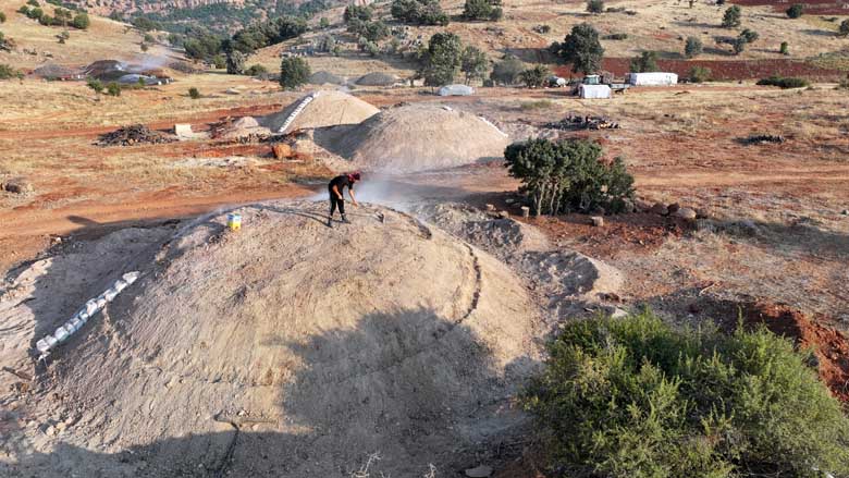 Kilometrelerce uzakta mangal kömürü üreterek geçimlerini sağlıyorlar 9