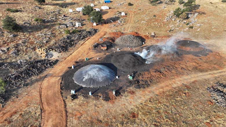 Kilometrelerce uzakta mangal kömürü üreterek geçimlerini sağlıyorlar 12