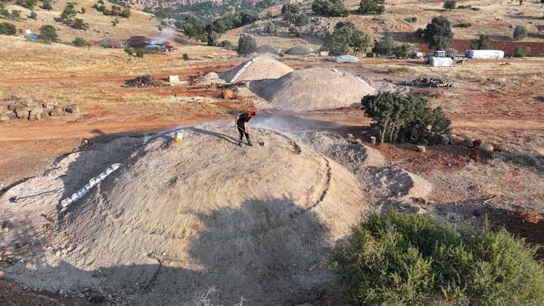 Kilometrelerce uzakta mangal kömürü üreterek geçimlerini sağlıyorlar 11