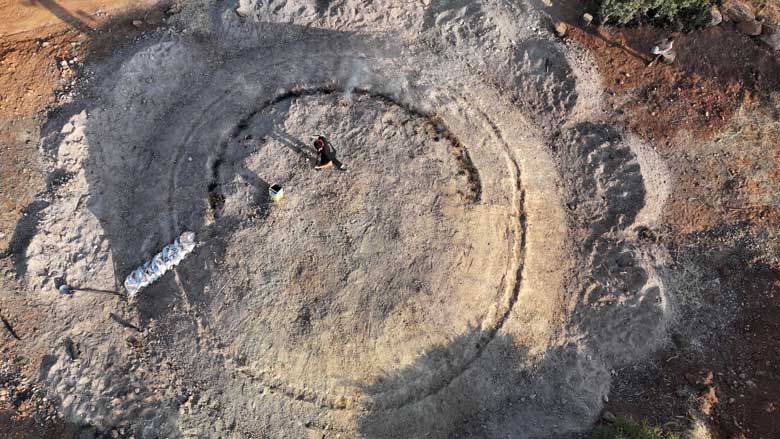 Kilometrelerce uzakta mangal kömürü üreterek geçimlerini sağlıyorlar 4