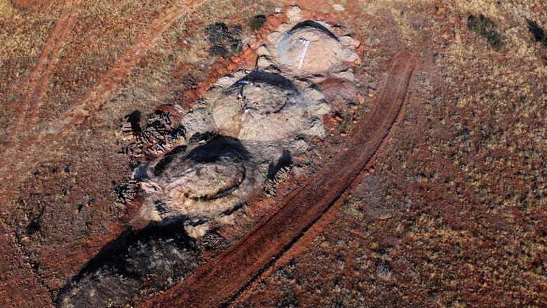 Kilometrelerce uzakta mangal kömürü üreterek geçimlerini sağlıyorlar 10