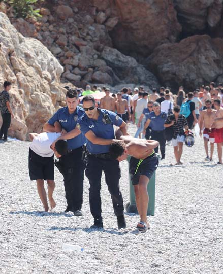 Antalya'da plajda görülmemiş eşkıyalık! İhbara gelen polislere balta ve neşter çektiler 3