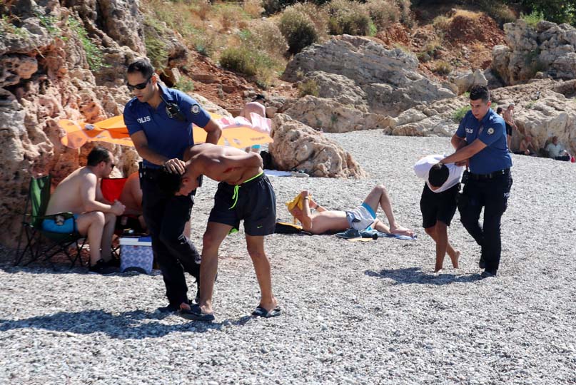 Antalya'da plajda görülmemiş eşkıyalık! İhbara gelen polislere balta ve neşter çektiler 2