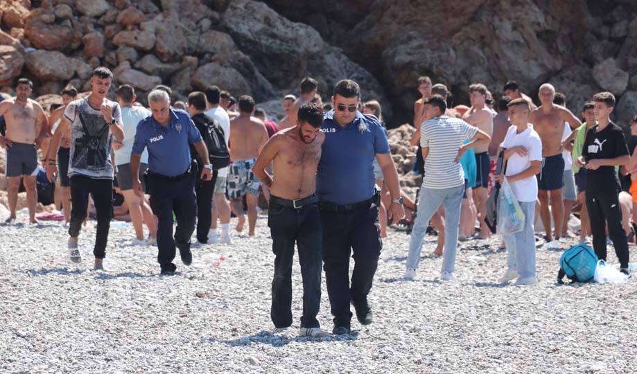 Antalya'da plajda görülmemiş eşkıyalık! İhbara gelen polislere balta ve neşter çektiler 1