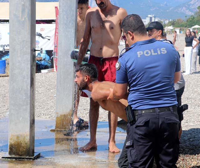 Antalya'da plajda görülmemiş eşkıyalık! İhbara gelen polislere balta ve neşter çektiler 5