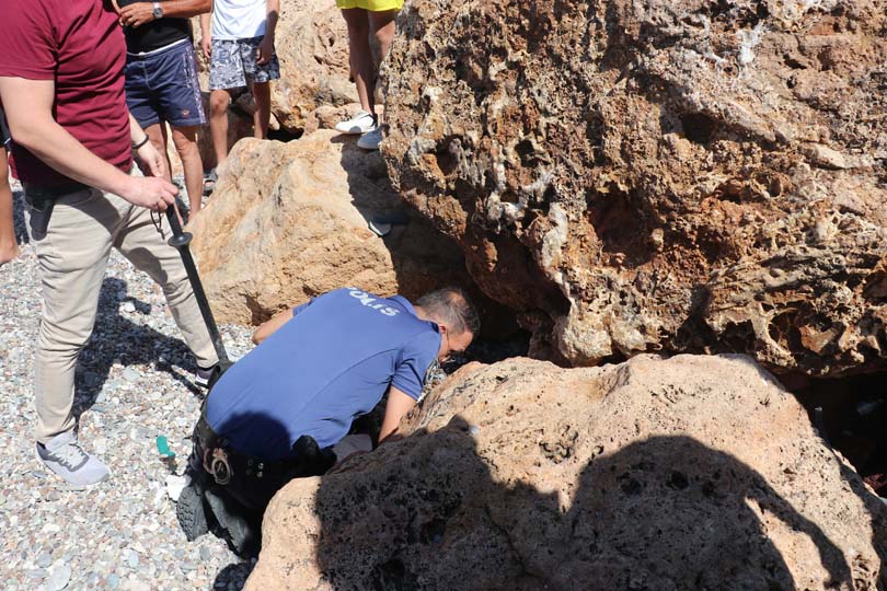 Antalya'da plajda görülmemiş eşkıyalık! İhbara gelen polislere balta ve neşter çektiler 6