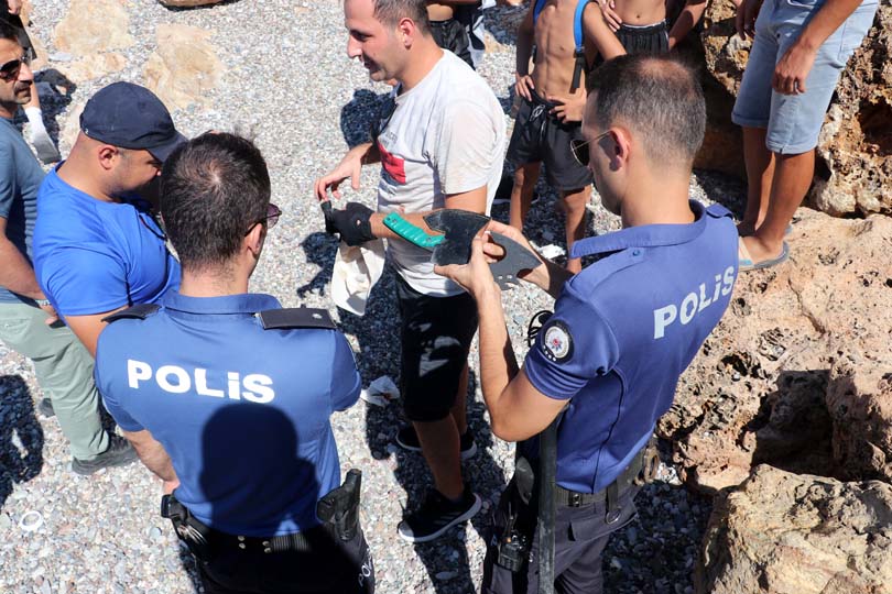 Antalya'da plajda görülmemiş eşkıyalık! İhbara gelen polislere balta ve neşter çektiler 4