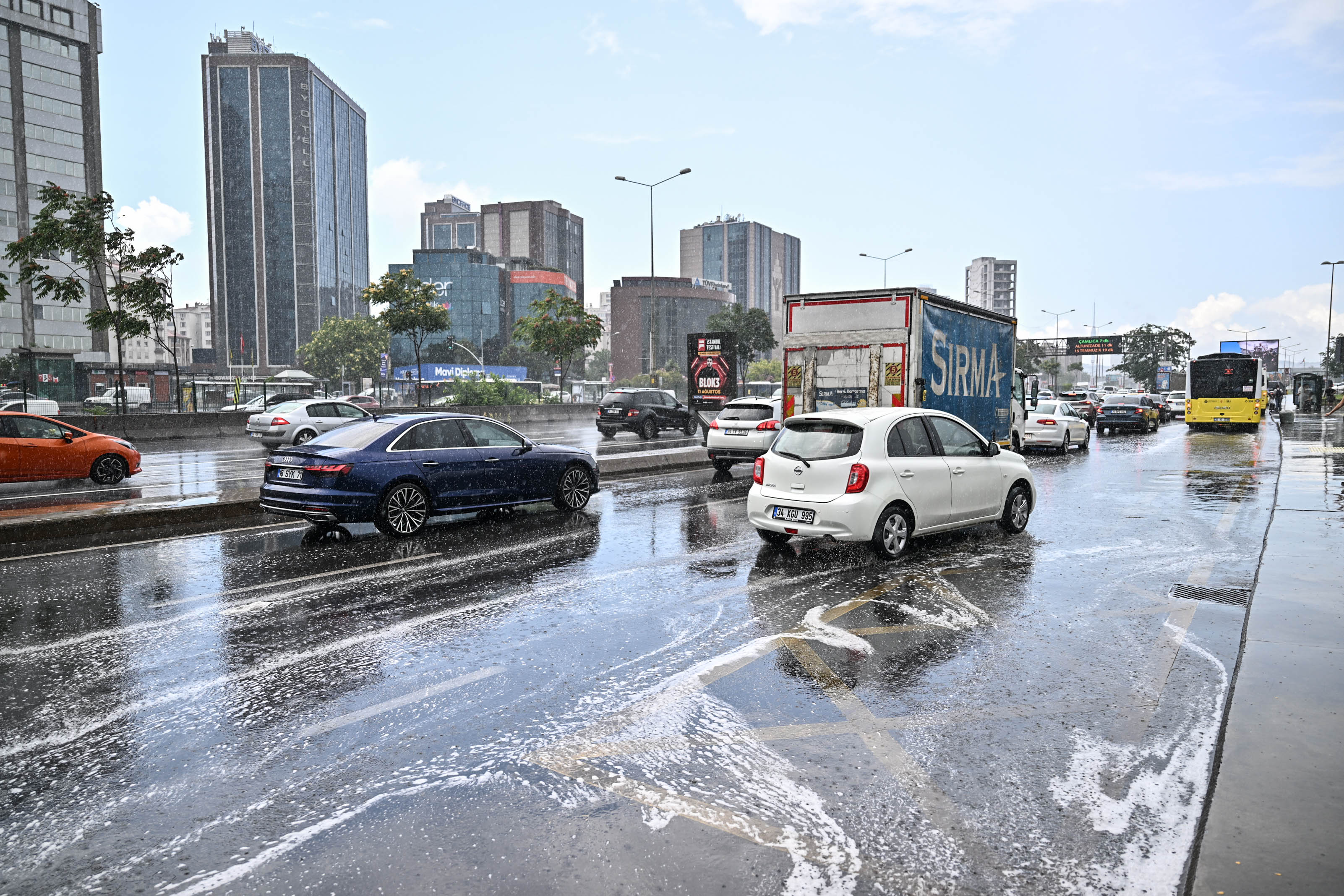 İstanbul'u sağanak vurdu! Yağış yarında devam edecek mi? 6