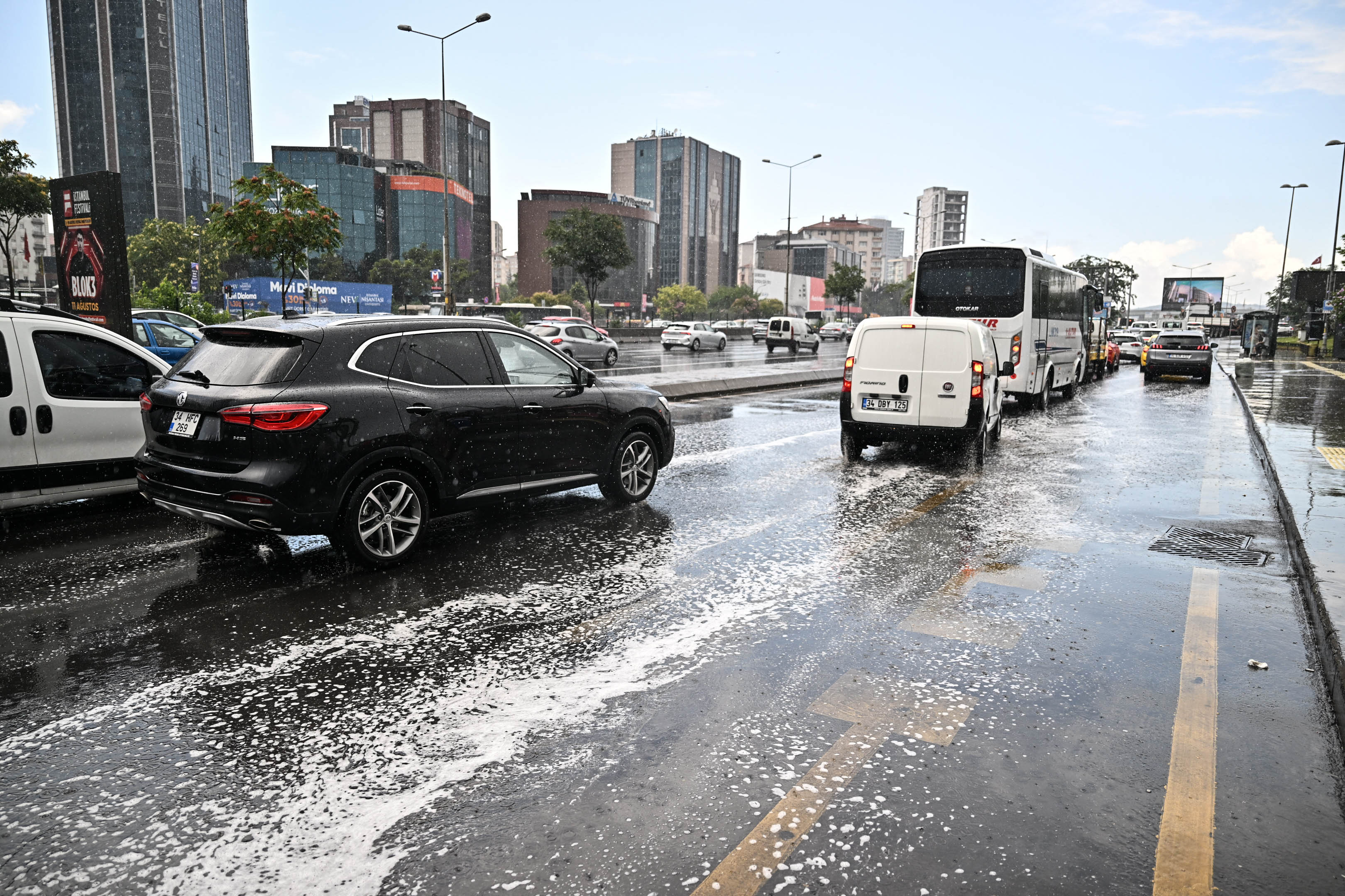 İstanbul'u sağanak vurdu! Yağış yarında devam edecek mi? 4