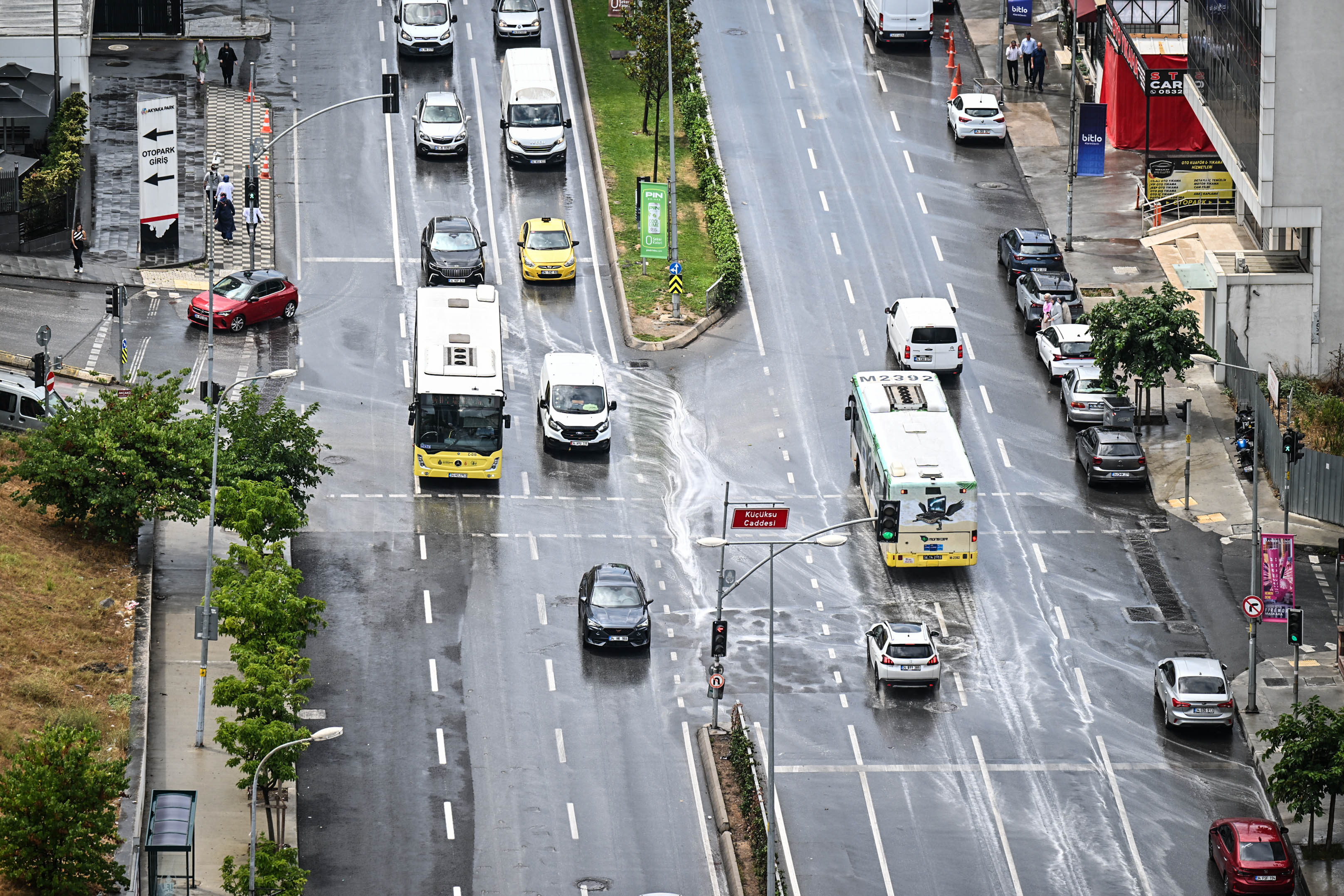 İstanbul'u sağanak vurdu! Yağış yarında devam edecek mi? 3