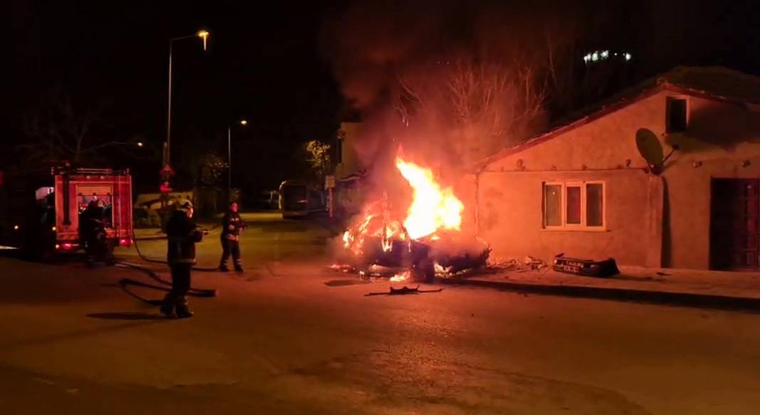 Evin duvarına çarpan araç alev topuna döndü! Otomobildekiler yanarak can verdi 1