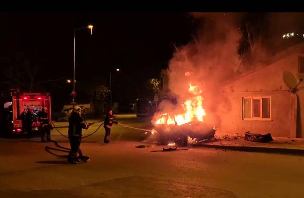 Evin duvarına çarpan araç alev topuna döndü! Otomobildekiler yanarak can verdi 3