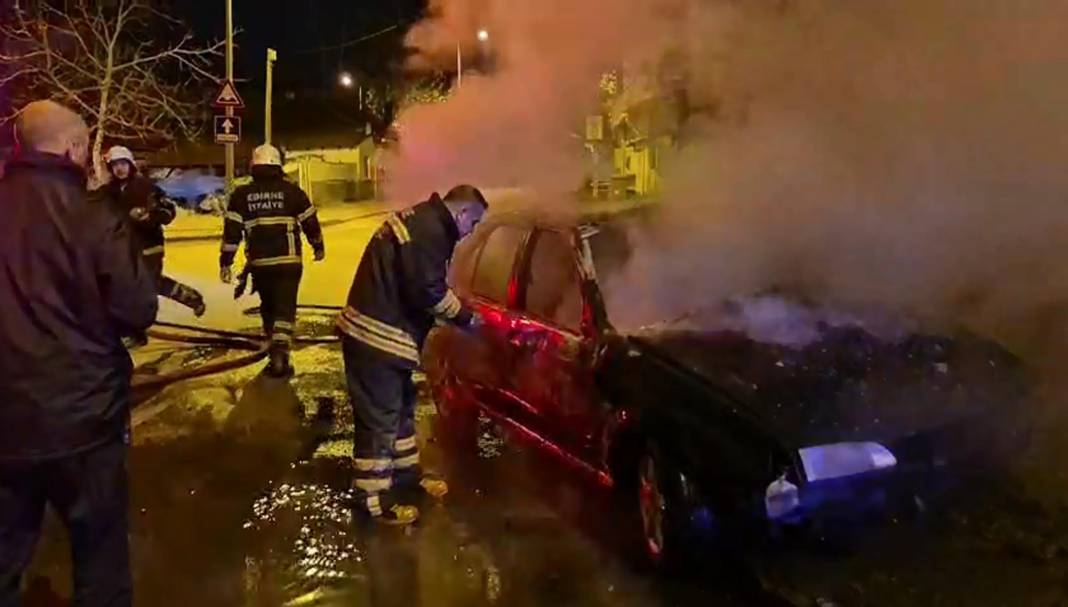 Evin duvarına çarpan araç alev topuna döndü! Otomobildekiler yanarak can verdi 6