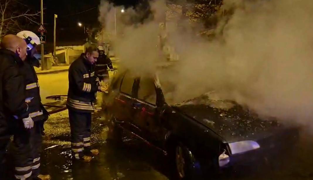 Evin duvarına çarpan araç alev topuna döndü! Otomobildekiler yanarak can verdi 5