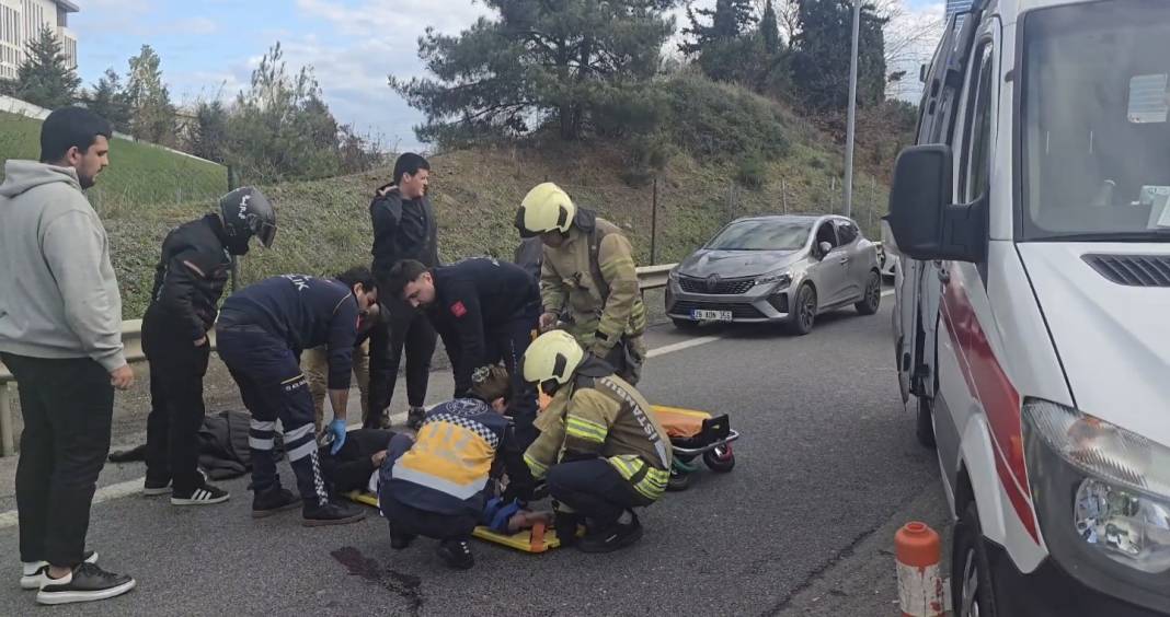 Otomobil boydan boya bariyere saplandı! Kazanın görüntüleri şoke etti 5