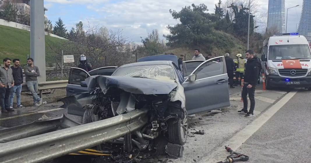 Otomobil boydan boya bariyere saplandı! Kazanın görüntüleri şoke etti 3