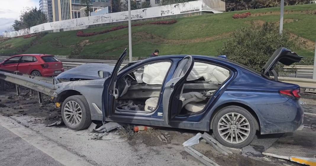 Otomobil boydan boya bariyere saplandı! Kazanın görüntüleri şoke etti 4