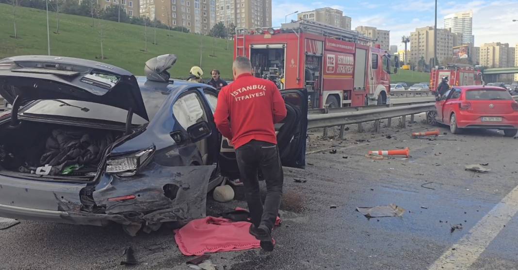 Otomobil boydan boya bariyere saplandı! Kazanın görüntüleri şoke etti 2