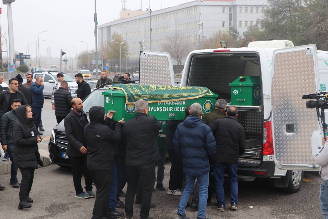 Mahsun Kırmızıgül annesinin cenazesinde gözyaşlarına boğuldu 8