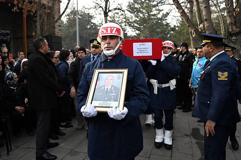 Türkiye şehitlerine ağlıyor! Şehit Tuğgeneral Baydilli'ye veda 9