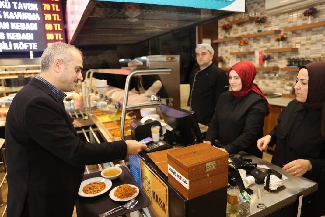 FİYATI GÖREN GÖZLERİNİ OVUŞTURUYOR: Çorbalar 30, etli yemekler 80 TL. Karnını doyurmak isteyen soluğu orada alıyor 2