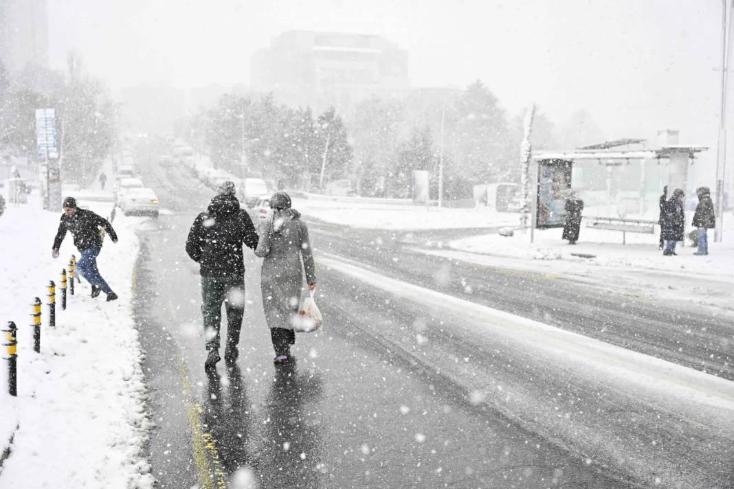 İSTANBUL'DA İKİNCİ DALGA: Tipi çok fena vuracak! Kar kalınlığı 40 cm'e çıkabilir, saat verildi! 6