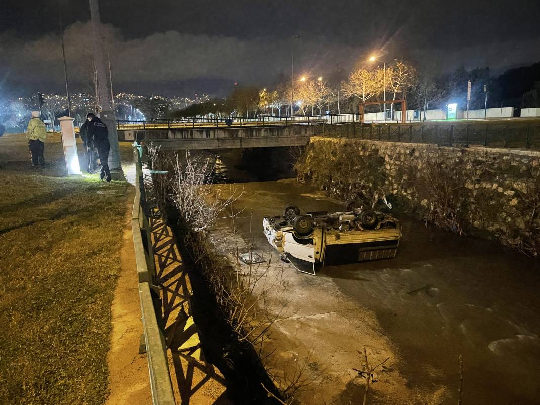 Alkollü sürücü uyuyakalınca dereye uçtu! İşte kazanın korkunç görüntüleri 1