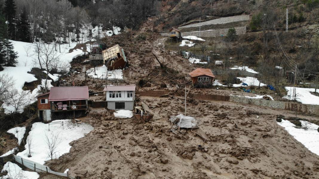 Artvin'de heyelan! Bir ev takla atarak devrildi 1