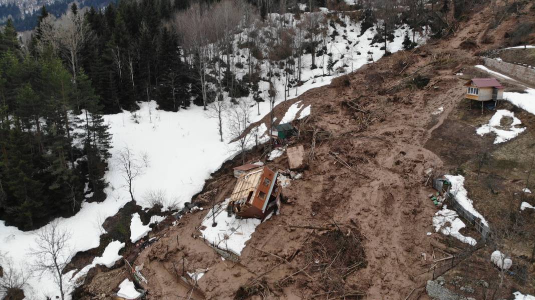 Artvin'de heyelan! Bir ev takla atarak devrildi 2