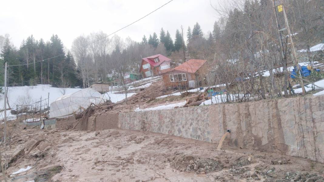 Artvin'de heyelan! Bir ev takla atarak devrildi 7