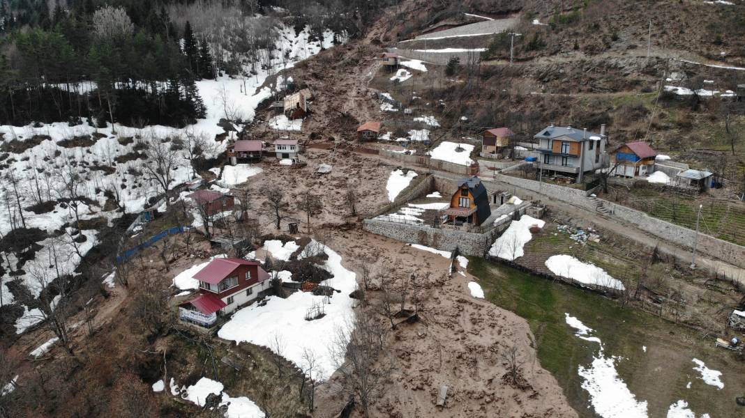 Artvin'de heyelan! Bir ev takla atarak devrildi 4