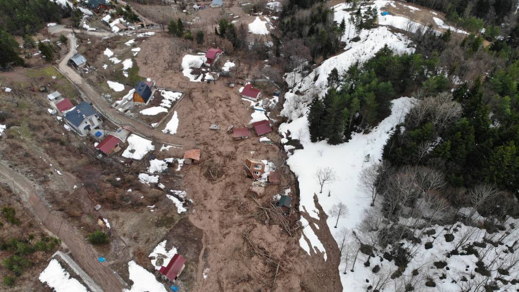 Artvin'de heyelan! Bir ev takla atarak devrildi 5