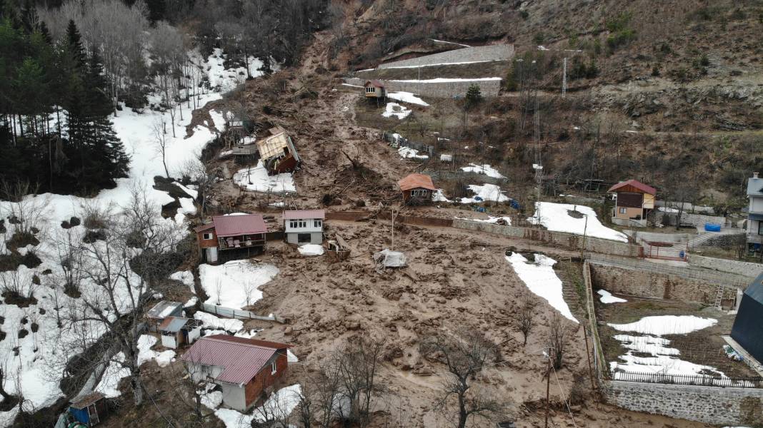 Artvin'de heyelan! Bir ev takla atarak devrildi 6