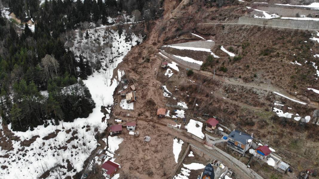 Artvin'de heyelan! Bir ev takla atarak devrildi 11