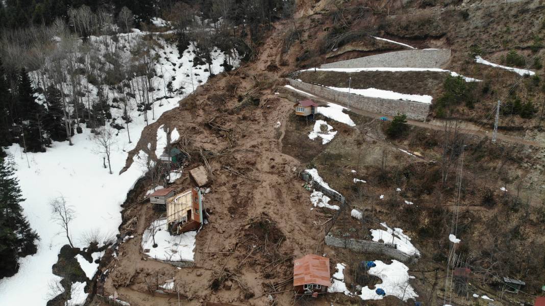 Artvin'de heyelan! Bir ev takla atarak devrildi 12