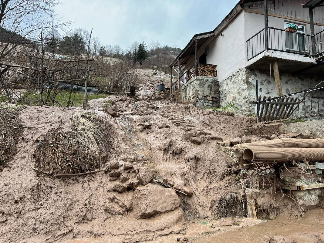 Artvin'de heyelan! Bir ev takla atarak devrildi 8