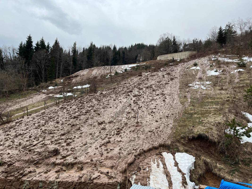 Artvin'de heyelan! Bir ev takla atarak devrildi 9