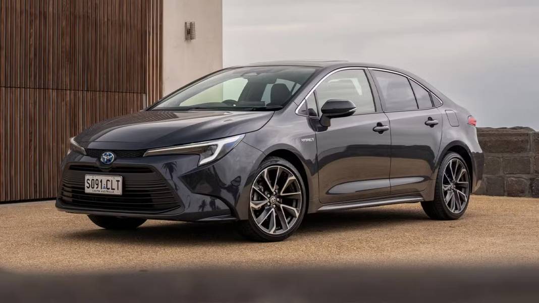 TOYOTA'DAN COROLLA MÜJDESİ: İndirim üstüne indirim yaptılar! Tam 245 bin TL kâr edebilirsiniz 3