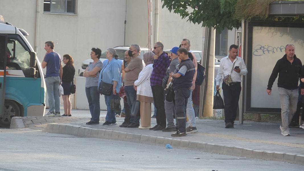 23 bin işçi greve gitti! Ulaşımda büyük kaos yaşanıyor: Otobüs durakları hınca hınç doldu 5