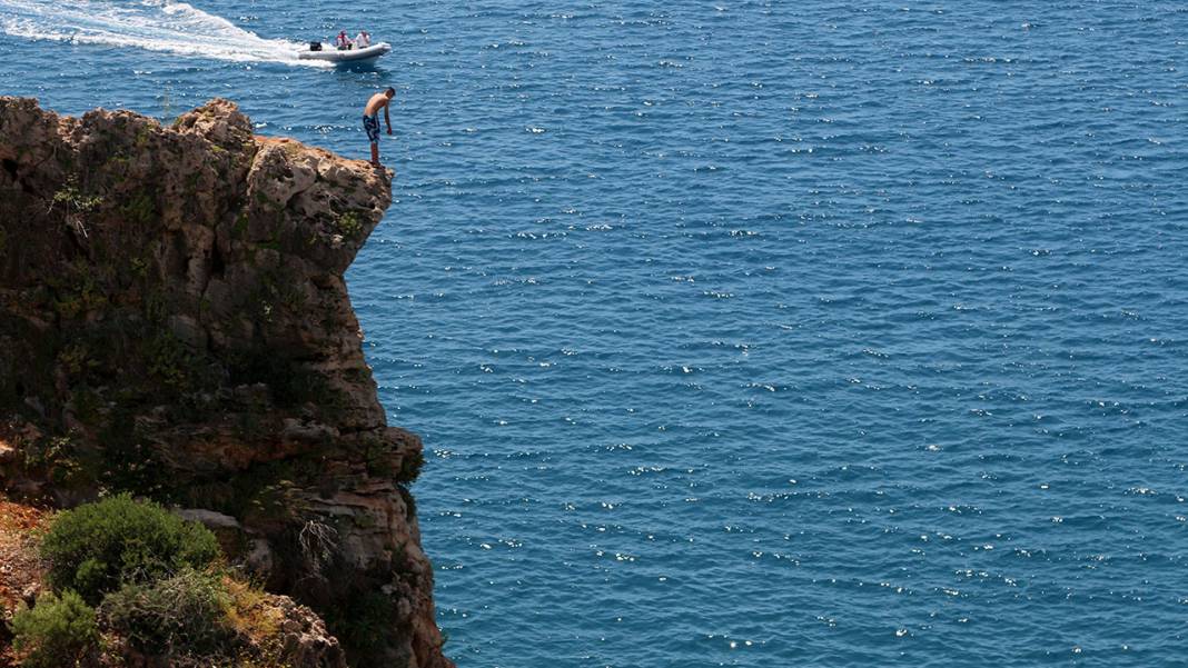 Yürekleri böyle ağza getirdi: 30 metrelik falezden atladı, sırt üstü suya çakıldı 4