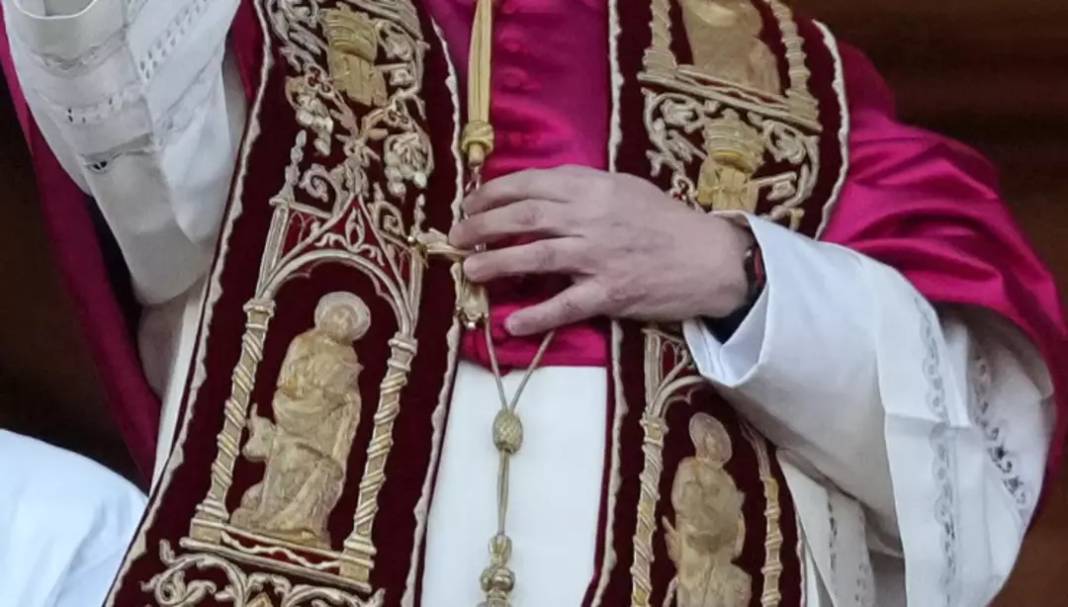 YENİ PAPA'NIN BİLEĞİNDEKİ SAATİN FİYATI GÜNDEM OLDU: Eski Papa'nın saatinin tam 6 katı! 2