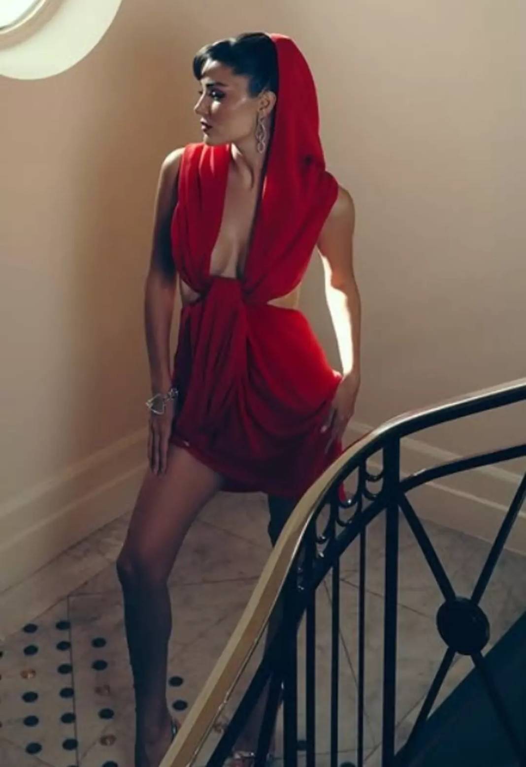 Hande Erçel bir elbise giydi ortalık alev aldı: Altı ayrı üstü ayrı olay! 5
