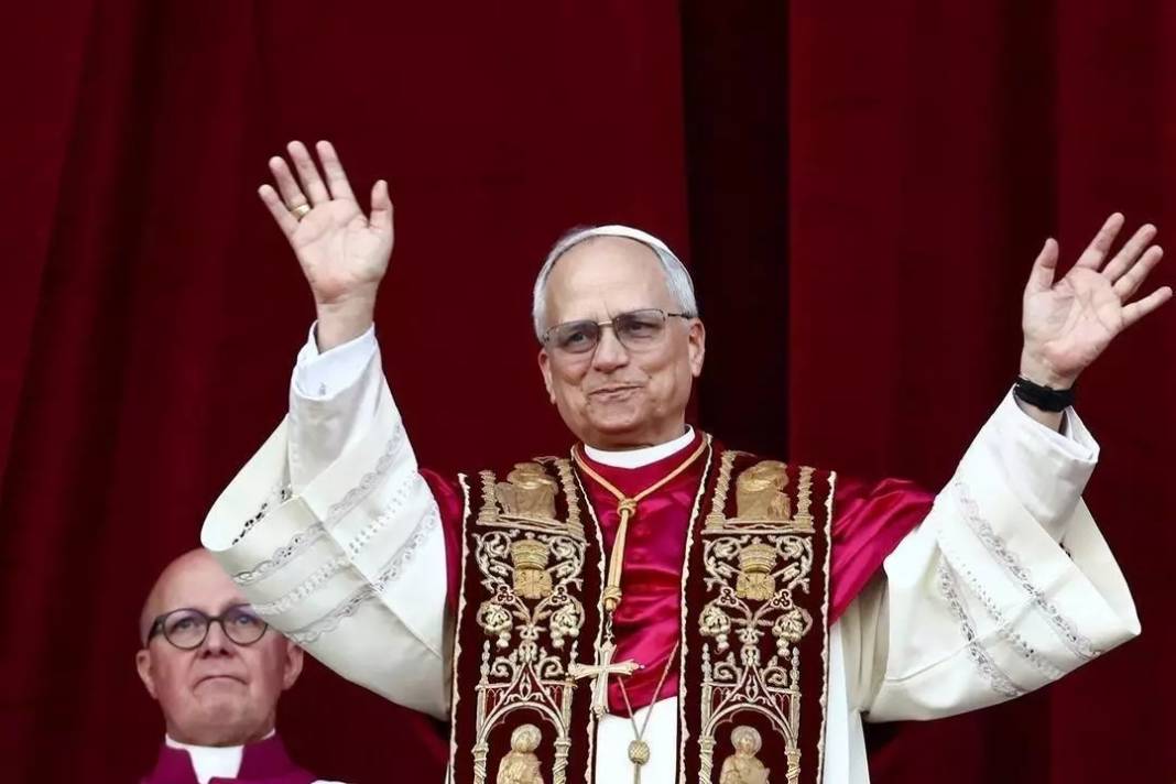 YENİ PAPA'NIN BİLEĞİNDEKİ SAATİN FİYATI GÜNDEM OLDU: Eski Papa'nın saatinin tam 6 katı! 1