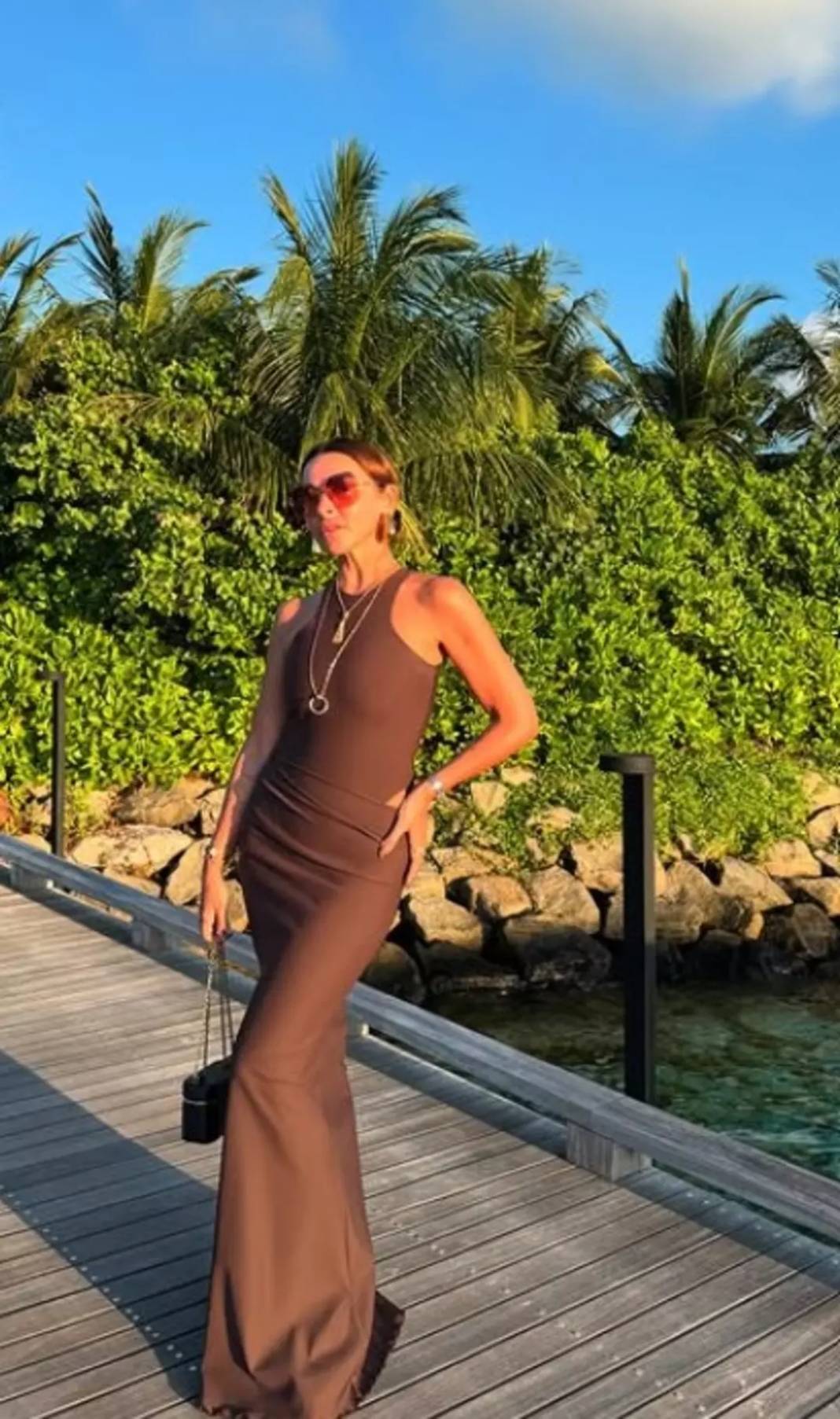Hadise'nin turuncu bikinili pozları sosyal medyayı salladı! 1