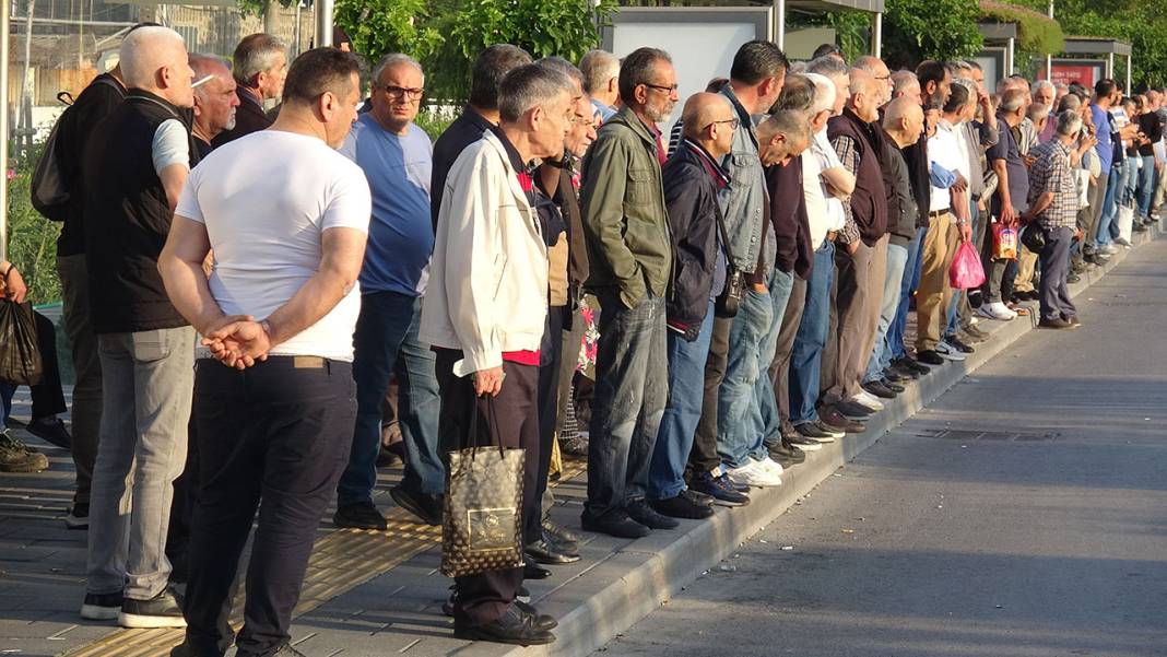 23 bin işçi greve gitti! Ulaşımda büyük kaos yaşanıyor: Otobüs durakları hınca hınç doldu 4